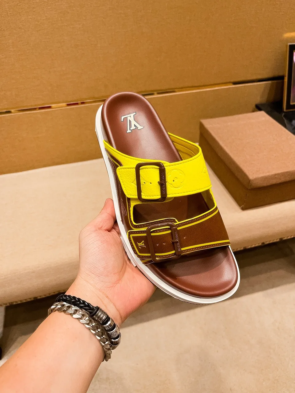 Men's shoes 💰 380 💰 New model on the market 🔥 [LV 🔥 Slippers] High-end 1:1 mold customization of first-layer cowhide, original upgraded version of the outsole, lighter and non-slip. The market's top quality, fashionable and trendy, versatile and popular, simple yet tasteful, a must-have for fashionistas, exuding a fashionable and casual atmosphere, fashion is at your feet, full of confidence, the same style at the counter 👍The season of spring and summer slippers is here, they are super beautiful to wear, 38-44, multiple colors available🔥